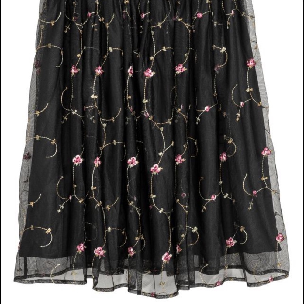 Knee-length skirt mesh w/ embroidered pattern and elastic waist